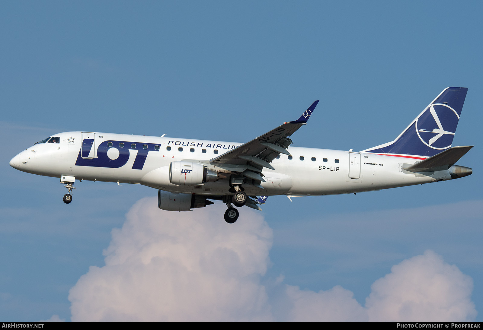 Aircraft Photo of SP-LIP | Embraer 175LR (ERJ-170-200LR) | LOT Polish Airlines - Polskie Linie Lotnicze | AirHistory.net #833538