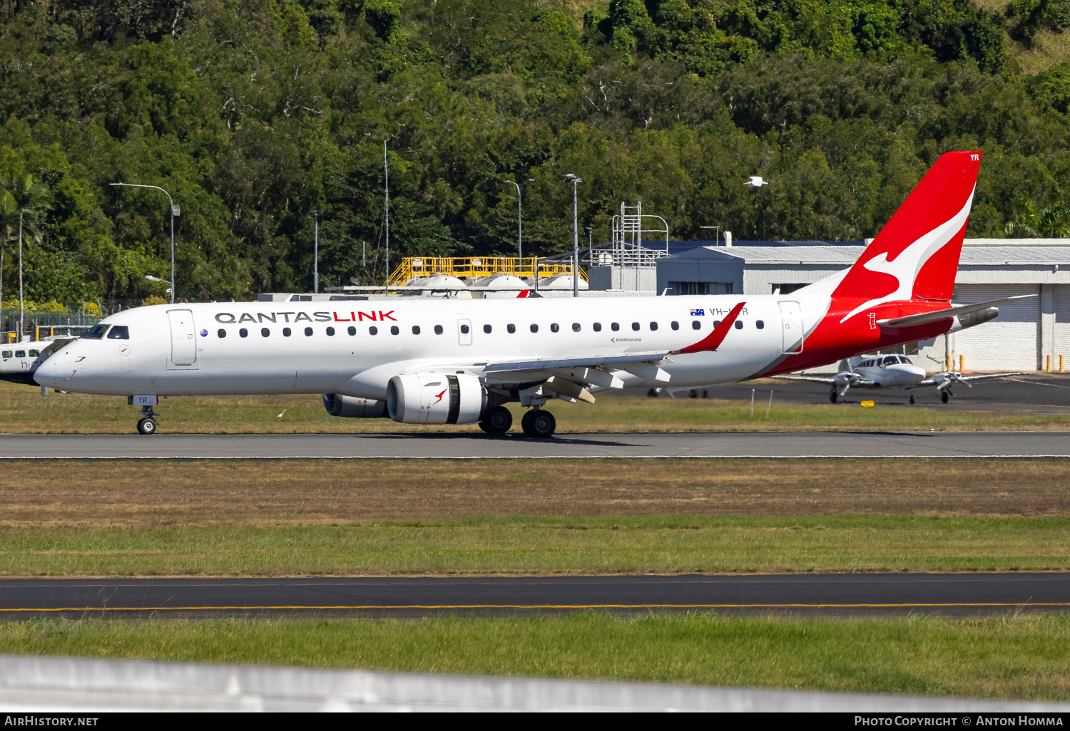 Aircraft Photo of VH-UYR | Embraer 190AR (ERJ-190-100IGW) | QantasLink | AirHistory.net #834041