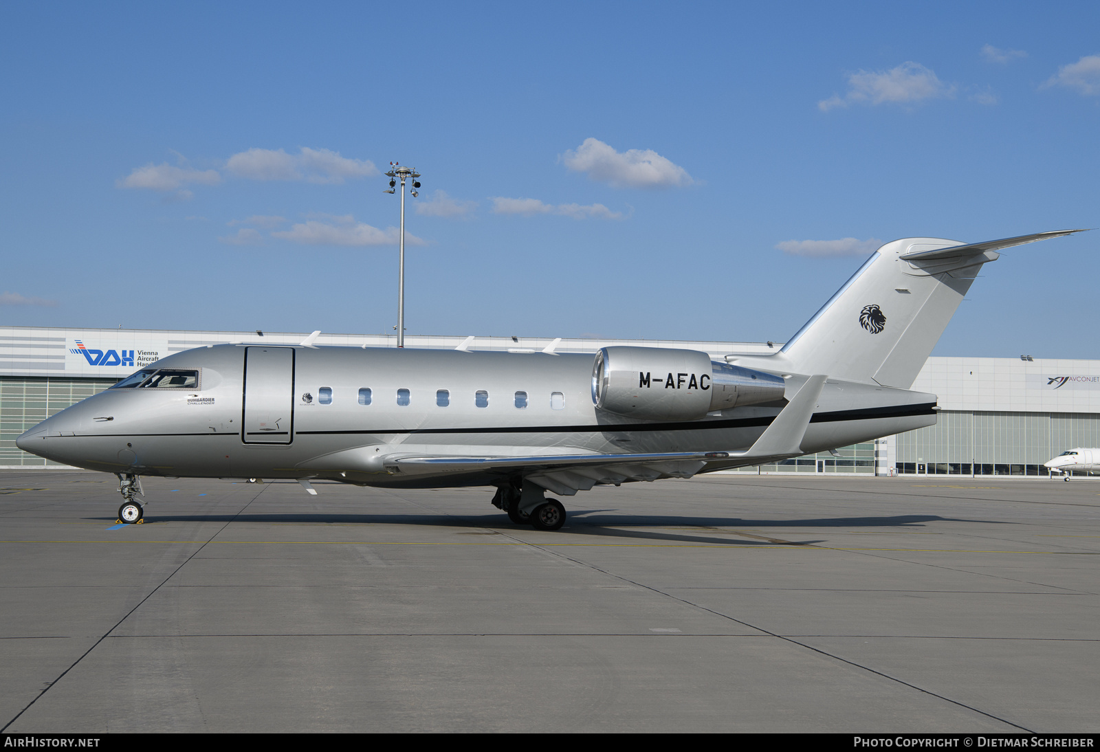 Aircraft Photo of M-AFAC | Bombardier Challenger 604 (CL-600-2B16) | AirHistory.net #834972