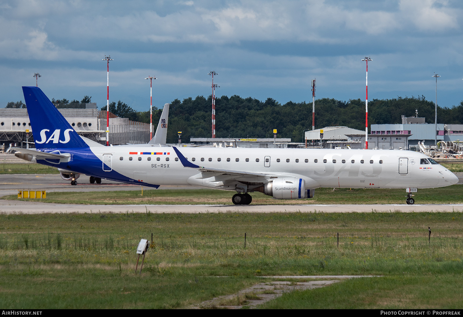 Aircraft Photo of SE-RSX | Embraer 195LR (ERJ-190-200LR) | Scandinavian Airlines - SAS | AirHistory.net #835301