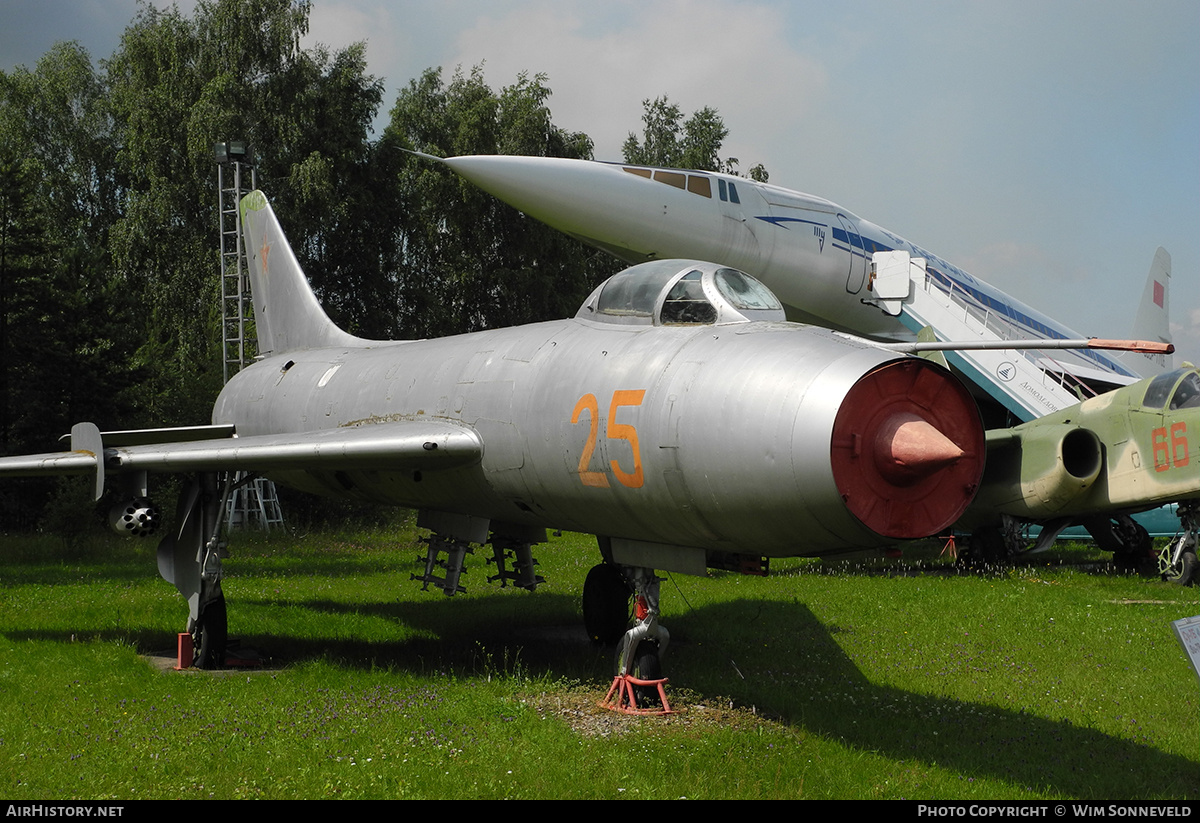 Aircraft Photo of 25 red | Sukhoi Su-7B | Soviet Union - Air Force | AirHistory.net #836427