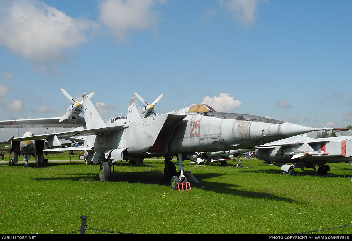 Aircraft Photo of 25 red | Mikoyan-Gurevich MiG-25R (Ye-155R) | Soviet Union - Air Force | AirHistory.net #837187