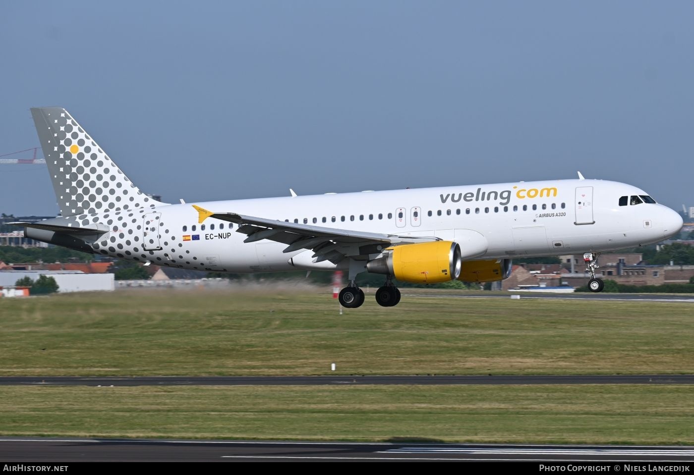 Aircraft Photo of EC-NUP | Airbus A320-214 | Vueling Airlines | AirHistory.net #837512