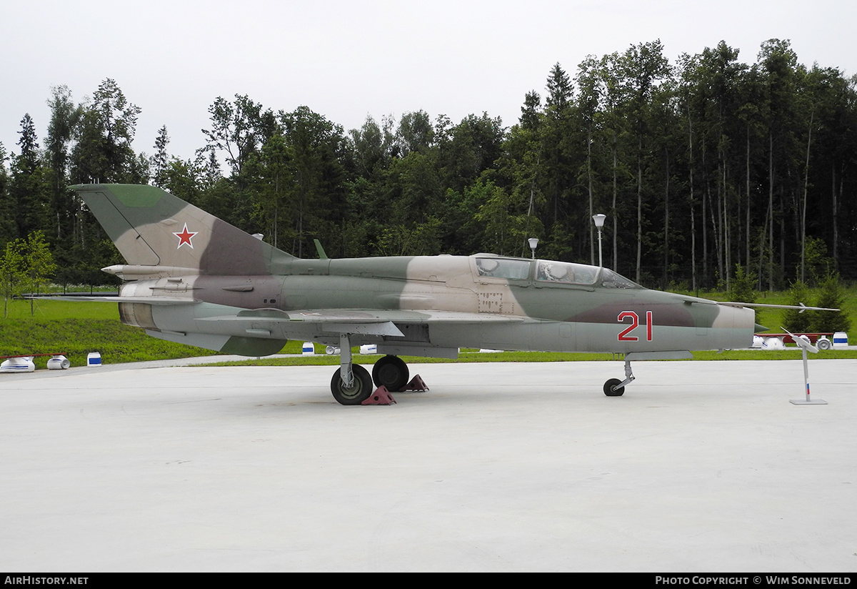 Aircraft Photo of 21 red | Mikoyan-Gurevich MiG-21UM | Soviet Union - Air Force | AirHistory.net #837602