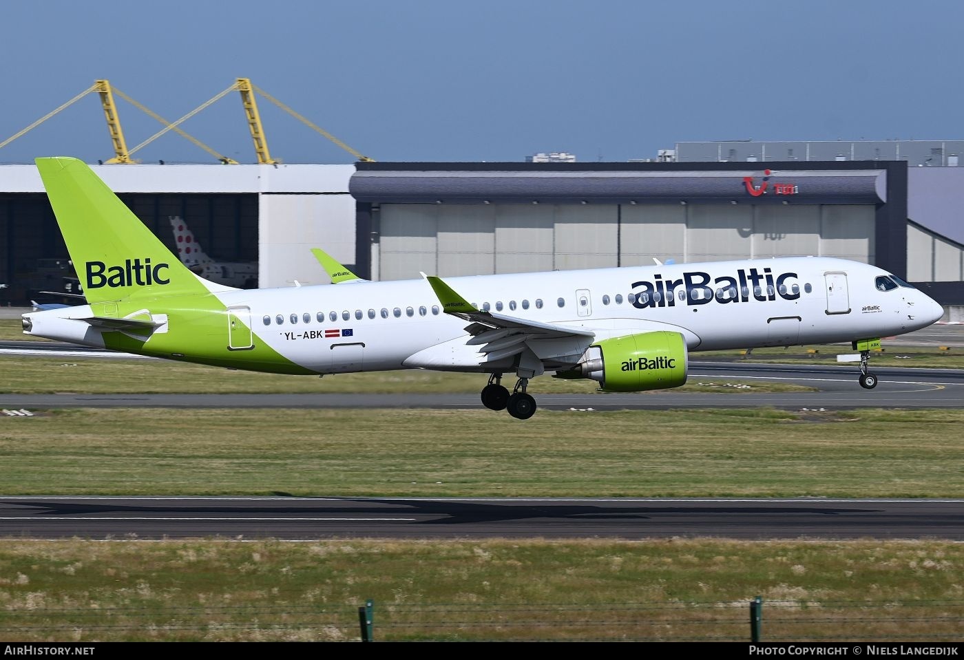 Aircraft Photo of YL-ABK | Airbus A220-371 (BD-500-1A11) | AirBaltic | AirHistory.net #838625