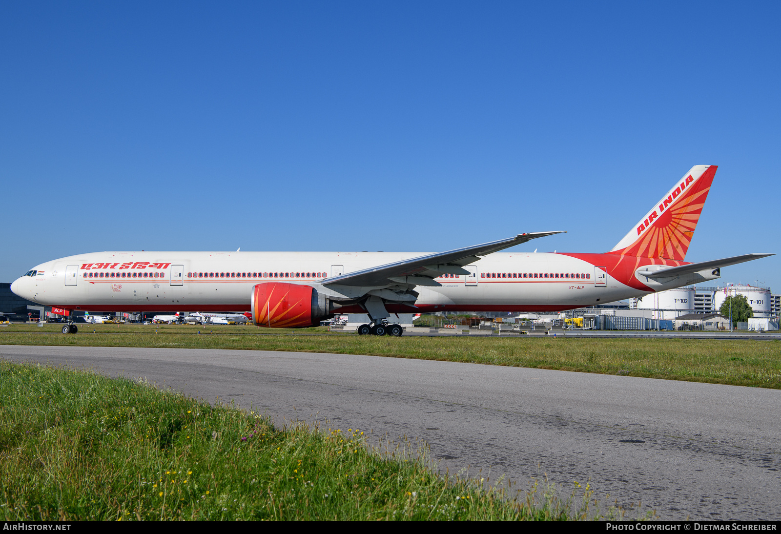 Aircraft Photo of VT-ALP | Boeing 777-337/ER | Air India | AirHistory.net #840128