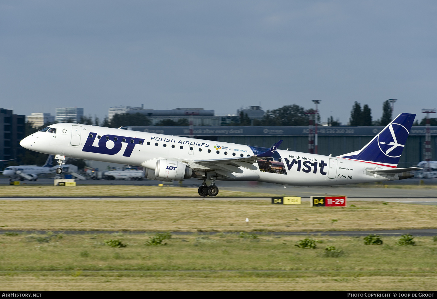 Aircraft Photo of SP-LNG | Embraer 195AR (ERJ-190-200IGW) | LOT Polish Airlines - Polskie Linie Lotnicze | AirHistory.net #840993