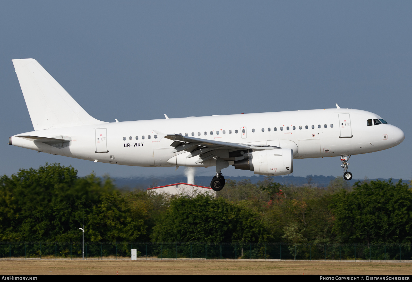 Aircraft Photo of UR-WRY | Airbus A319-112 | Windrose | AirHistory.net #841470