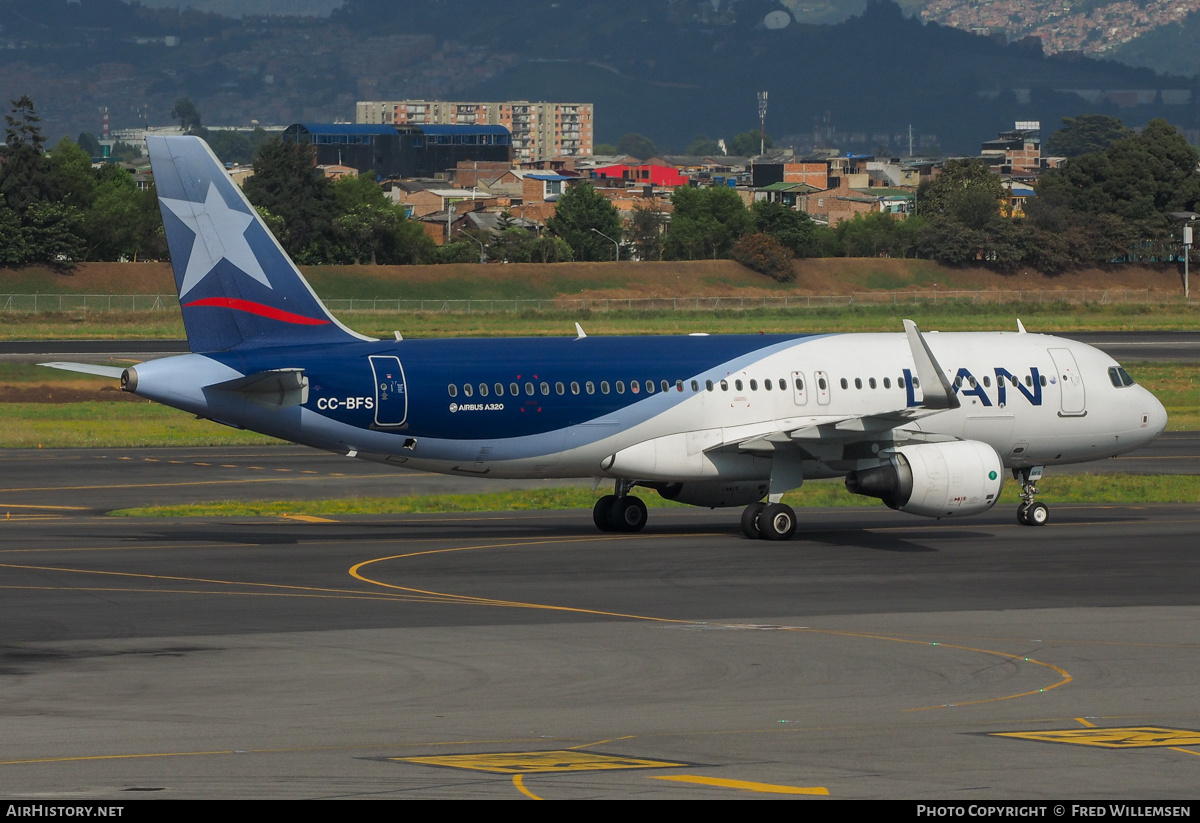 Aircraft Photo of CC-BFS | Airbus A320-214 | LAN Chile - Línea Aérea Nacional | AirHistory.net #841975