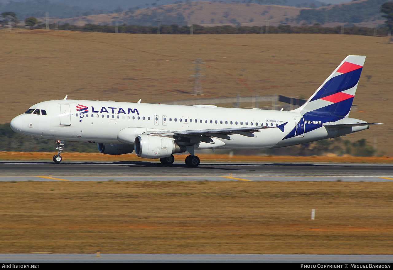 Aircraft Photo of PR-MHE | Airbus A320-214 | LATAM Airlines | AirHistory.net #843312