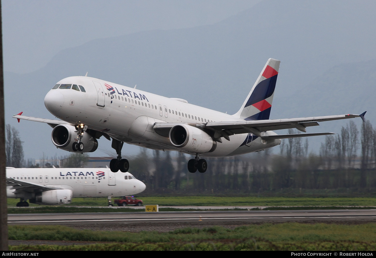 Aircraft Photo of CC-BAC | Airbus A320-233 | LATAM Airlines | AirHistory.net #843378