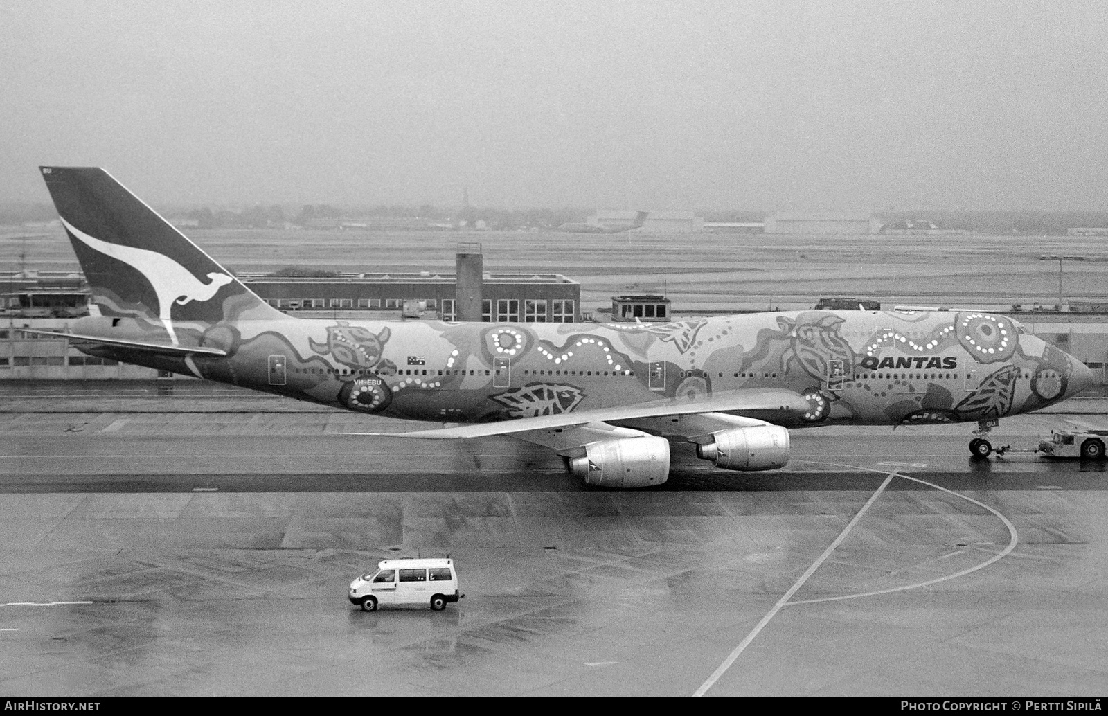 Aircraft Photo of VH-EBU | Boeing 747-338 | Qantas | AirHistory.net #843451
