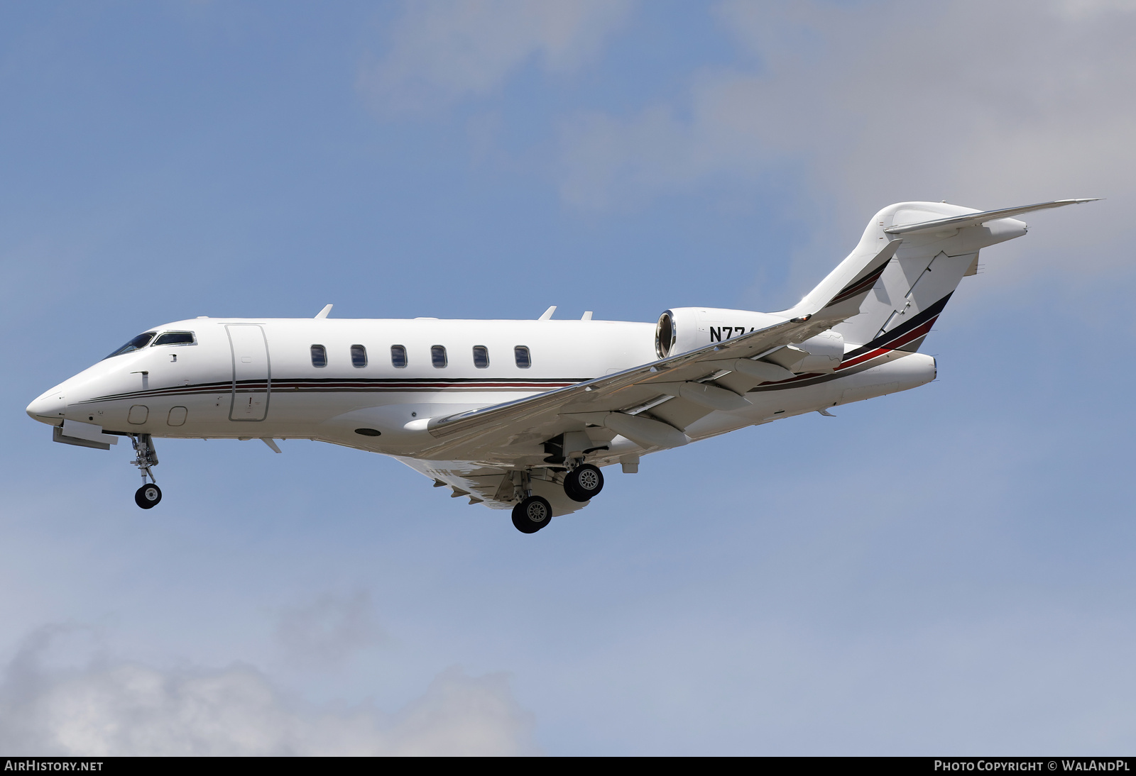 Aircraft Photo of N774QS | Bombardier Challenger 350 (BD-100-1A10) | AirHistory.net #844459