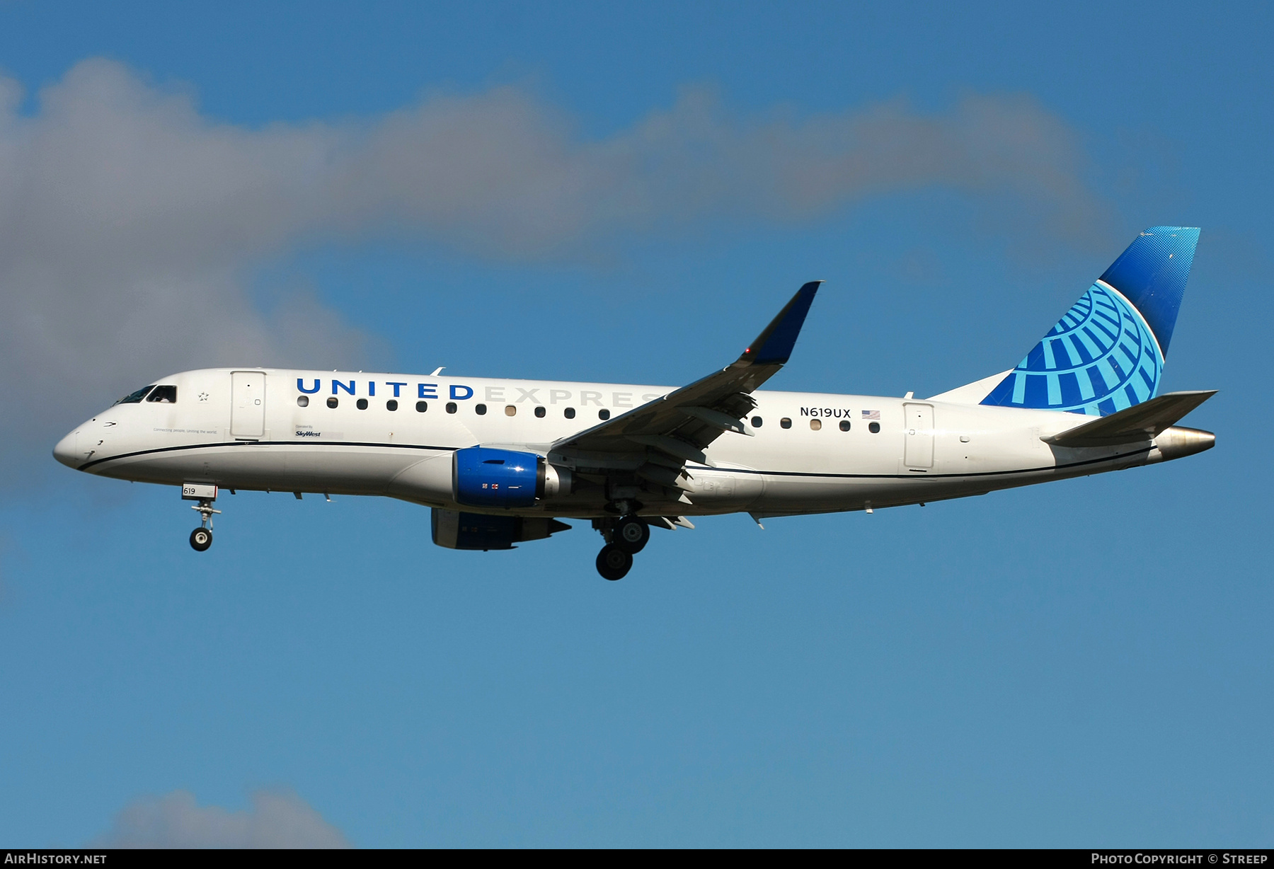 Aircraft Photo of N619UX | Embraer 175LL (ERJ-170-200LL) | United Express | AirHistory.net #844716