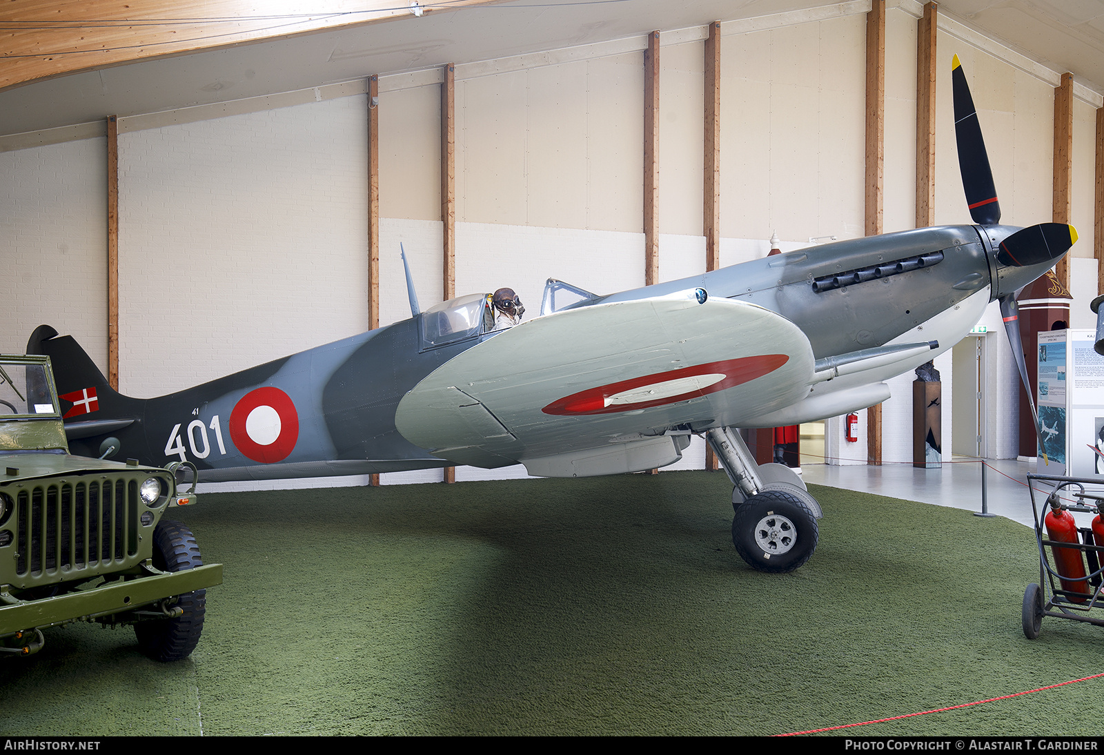 Aircraft Photo of 41-401 | Supermarine 361 Spitfire LF9C | Denmark - Air Force | AirHistory.net #845604