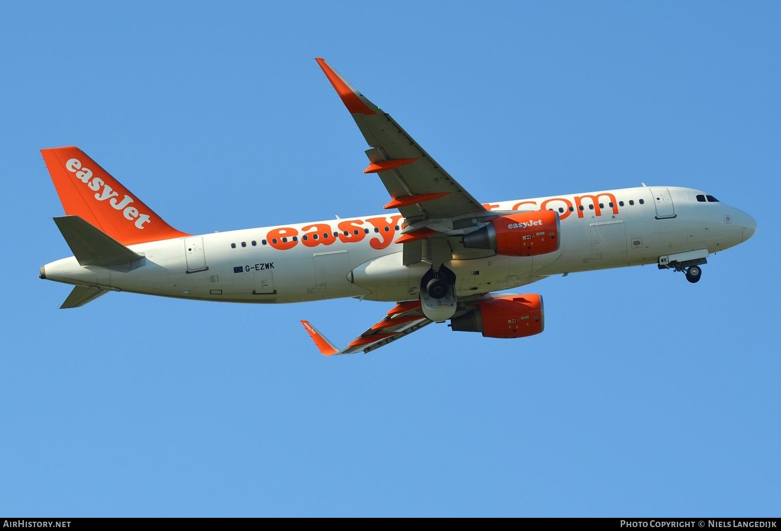 Aircraft Photo of G-EZWK | Airbus A320-214 | EasyJet | AirHistory.net #846342