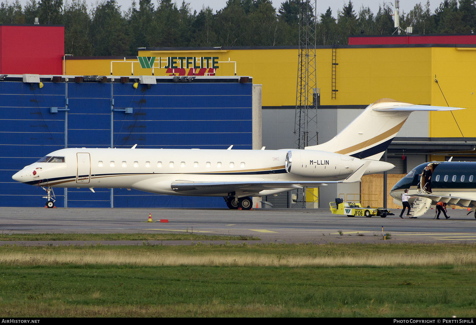 Aircraft Photo of M-LLIN | Bombardier Global 6000 (BD-700-1A10) | AirHistory.net #846378