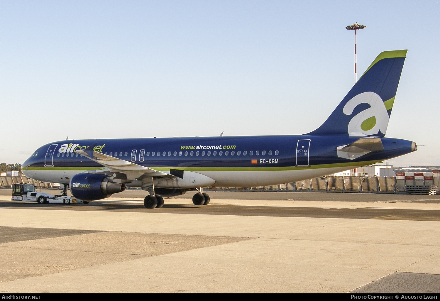 Aircraft Photo of EC-KBM | Airbus A320-211 | Air Comet | AirHistory.net #846489