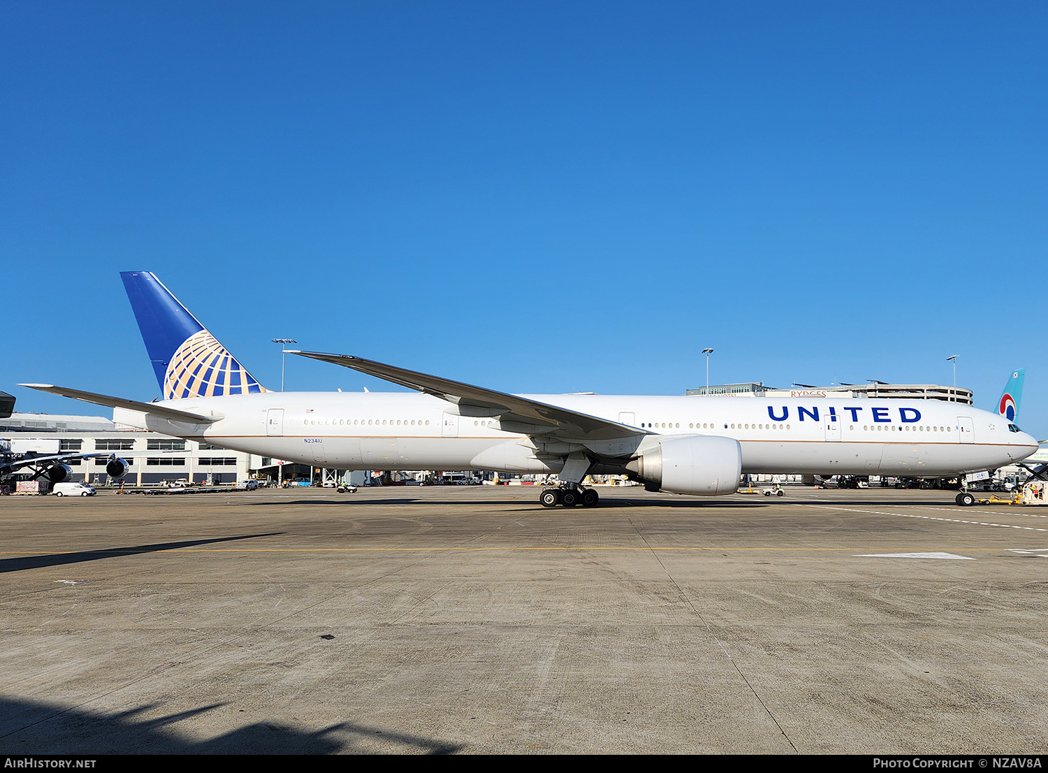 Aircraft Photo of N2341U | Boeing 777-300/ER | United Airlines | AirHistory.net #847153