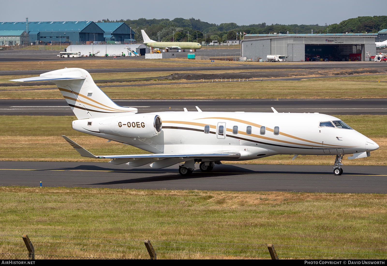 Aircraft Photo of G-OOEG | Bombardier Challenger 350 (BD-100-1A10) | AirHistory.net #848275
