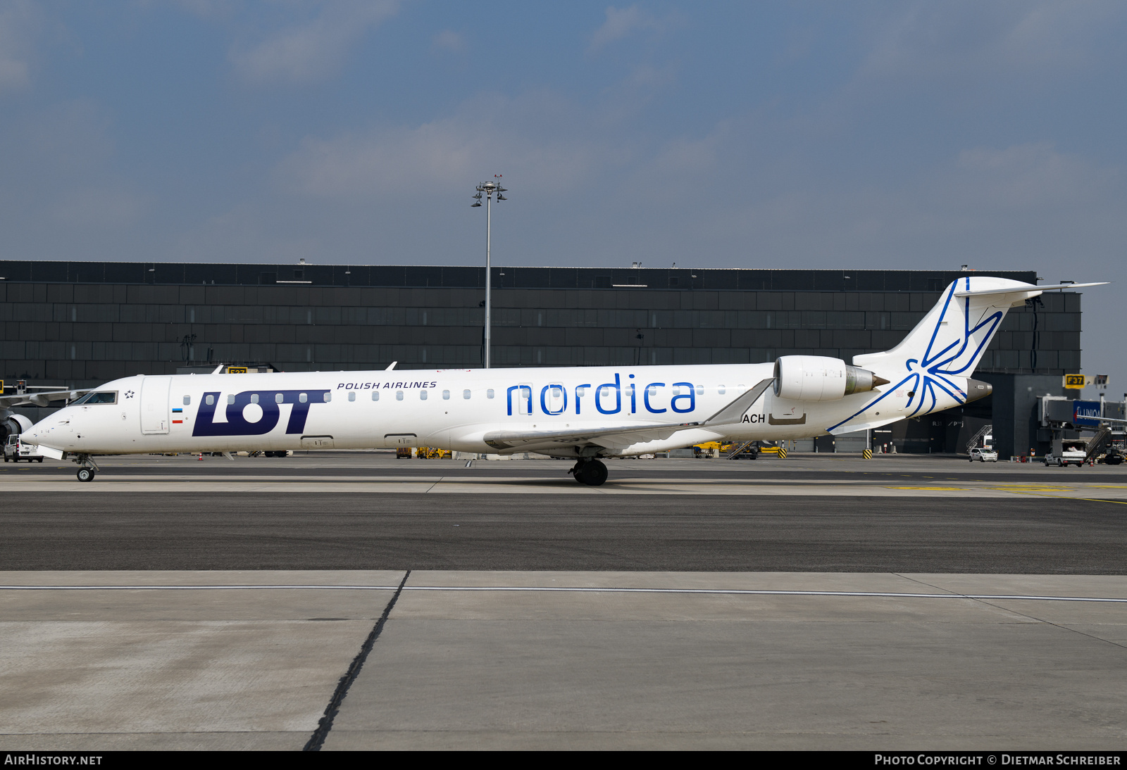 Aircraft Photo of ES-ACH | Bombardier CRJ-900ER (CL-600-2D24) | LOT Polish Airlines - Polskie Linie Lotnicze | AirHistory.net #849865