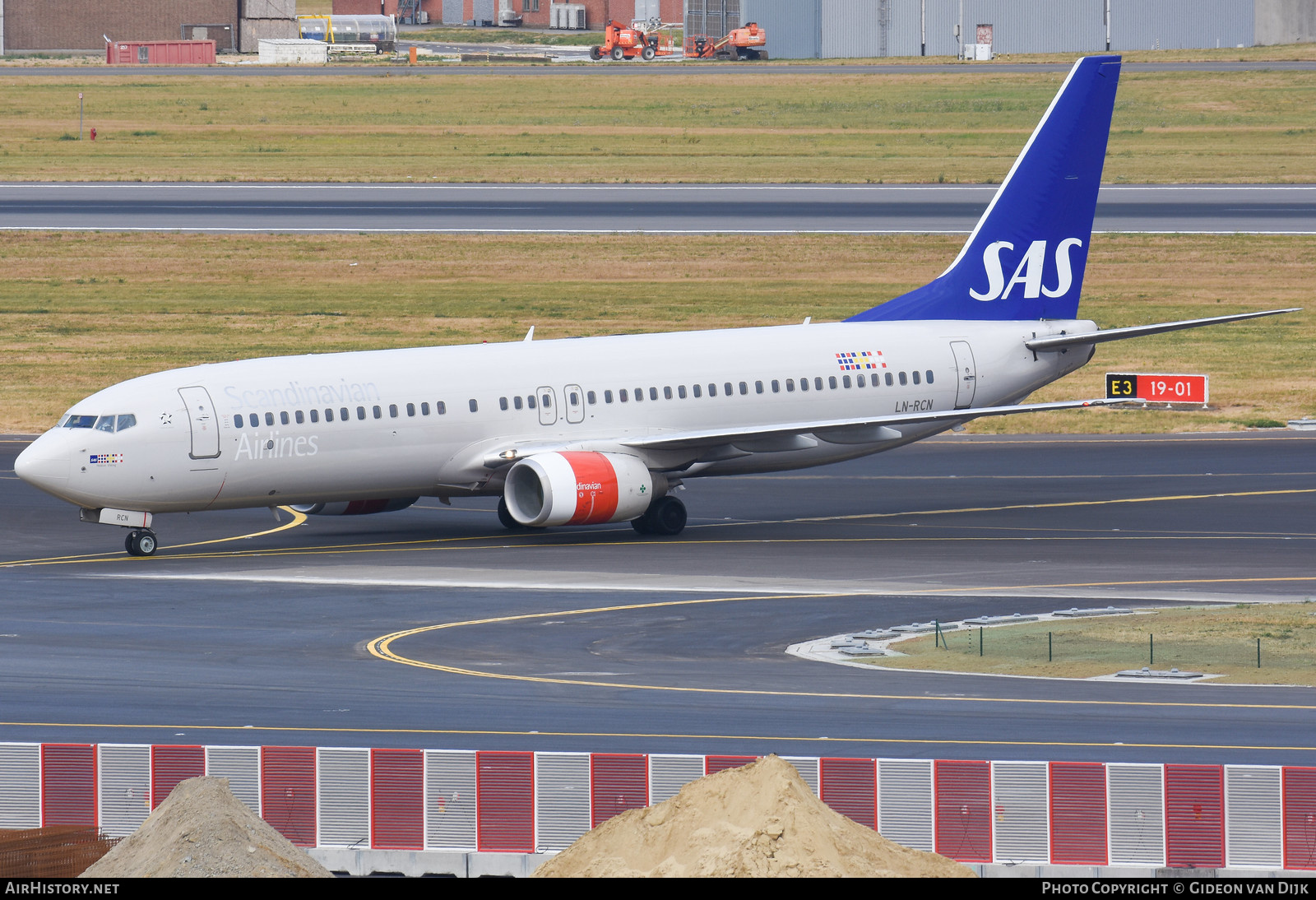 Aircraft Photo of LN-RCN | Boeing 737-883 | Scandinavian Airlines - SAS | AirHistory.net #849911