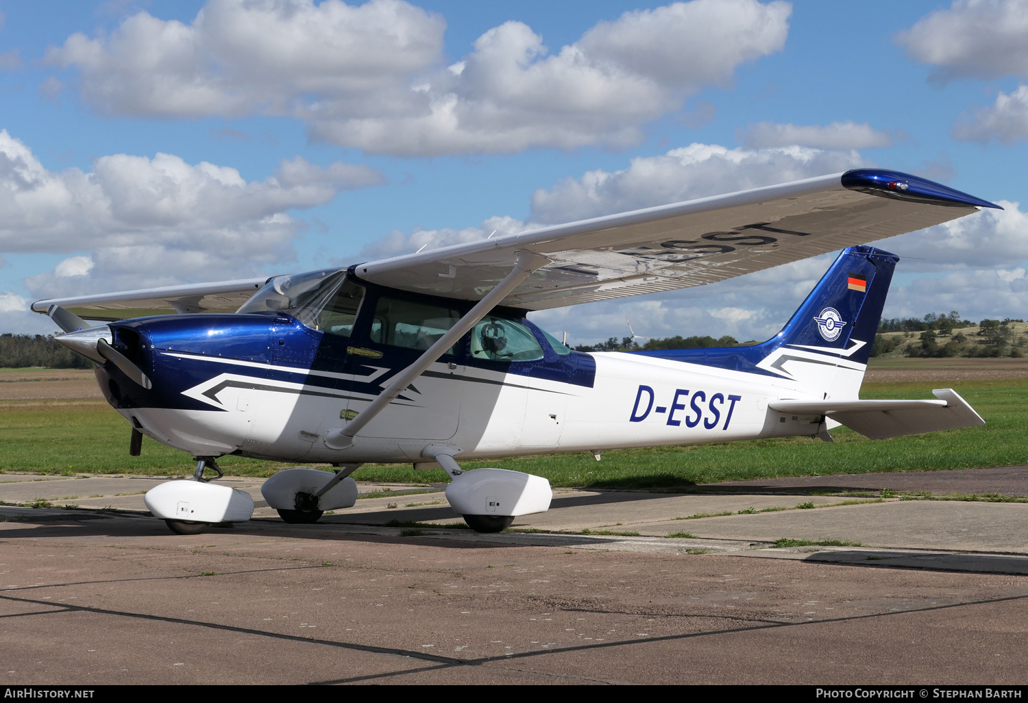 Aircraft Photo of D-ESST | Cessna 172N Skyhawk | Lips Flugdienst | AirHistory.net #851159