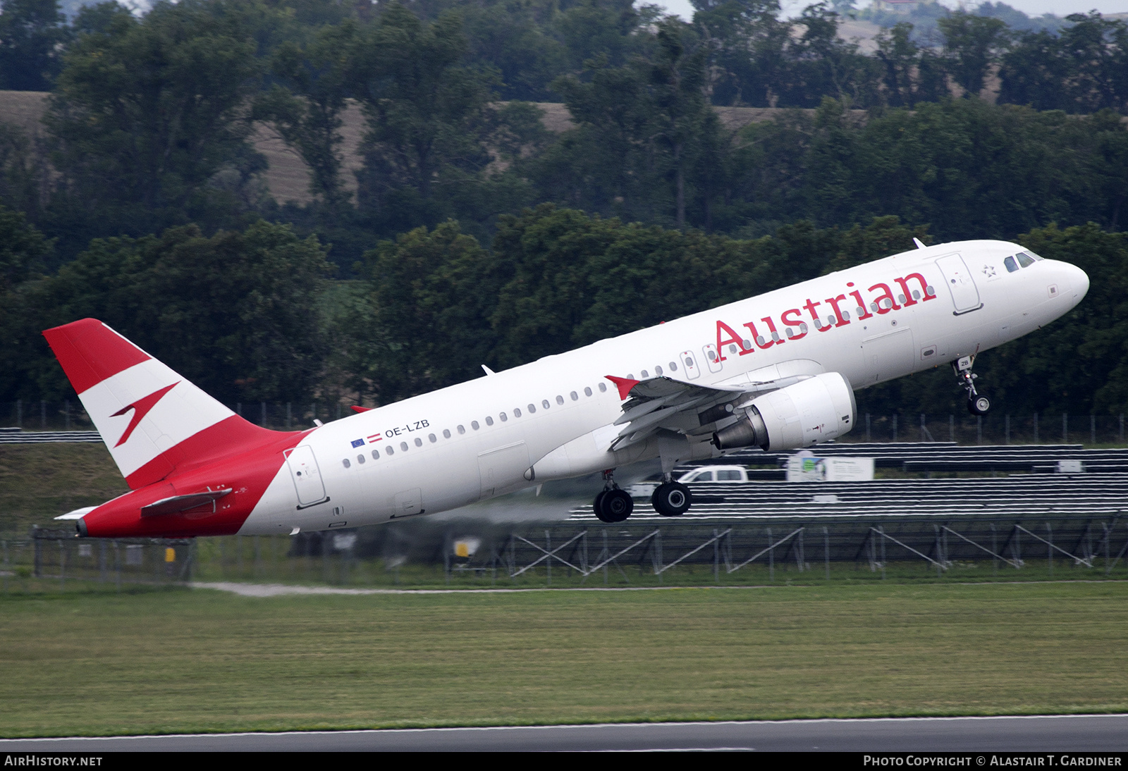 Aircraft Photo of OE-LZB | Airbus A320-214 | Austrian Airlines | AirHistory.net #851581