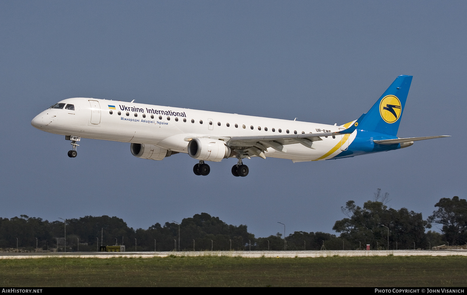 Aircraft Photo of UR-EMF | Embraer 195LR (ERJ-190-200LR) | Ukraine International Airlines | AirHistory.net #853408