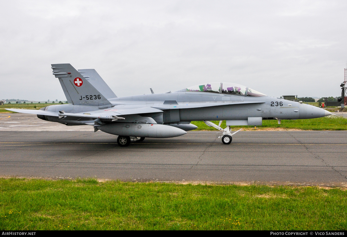 Aircraft Photo of J-5236 | McDonnell Douglas F/A-18D Hornet | Switzerland - Air Force | AirHistory.net #854982