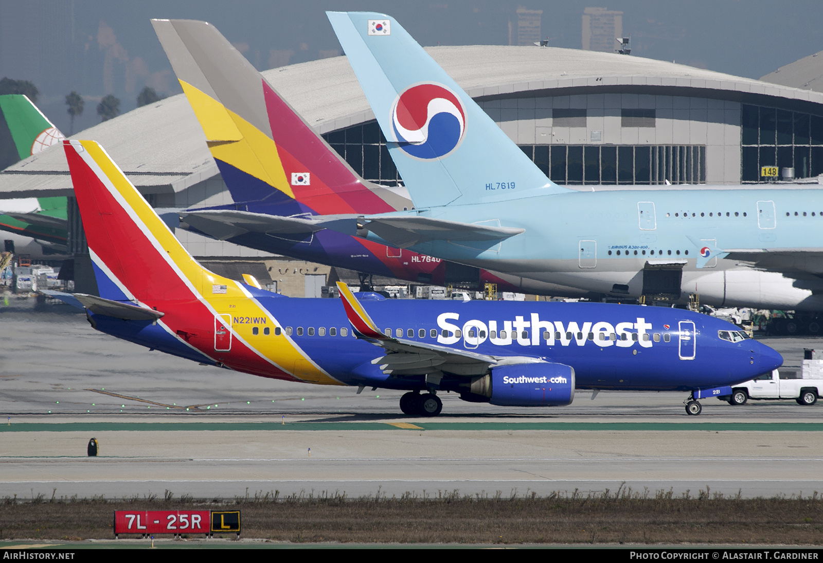 Aircraft Photo of N221WN | Boeing 737-7H4 | Southwest Airlines | AirHistory.net #855140