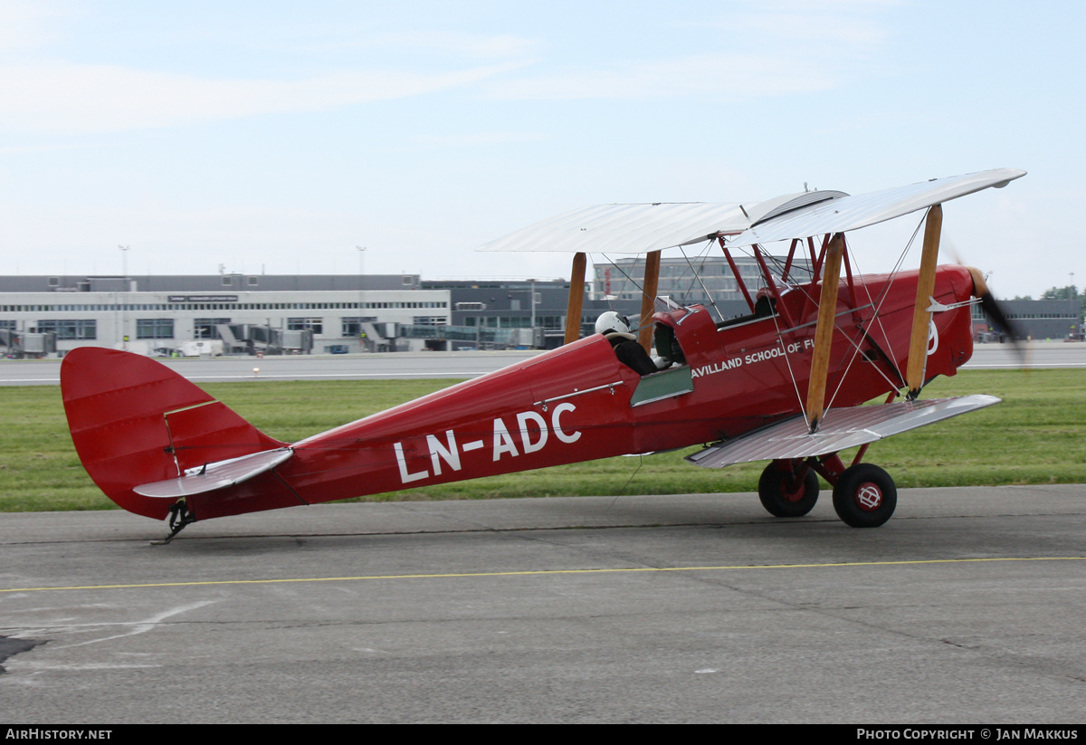 Aircraft Photo of LN-ADC | De Havilland D.H. 82A Tiger Moth | THE DE HAVILLAND SCHOOL OF FLY (sic) | AirHistory.net #859282