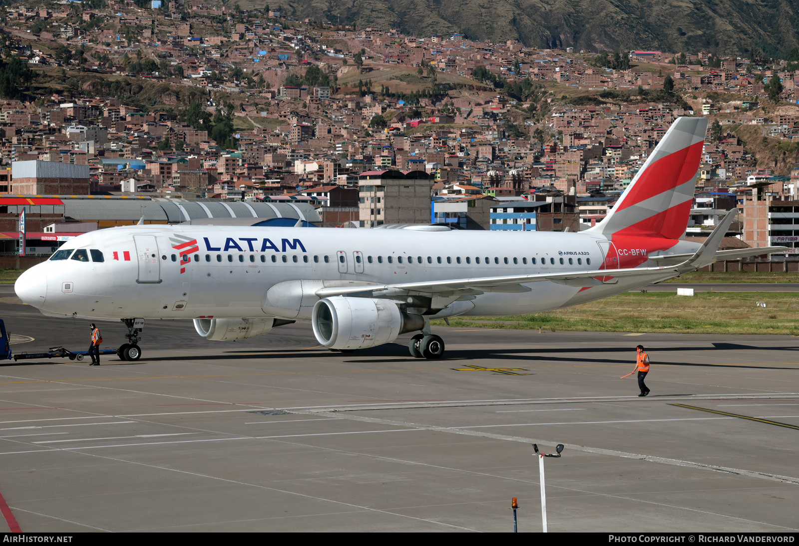 Aircraft Photo of CC-BFW | Airbus A320-214 | LATAM Airlines | AirHistory.net #859475