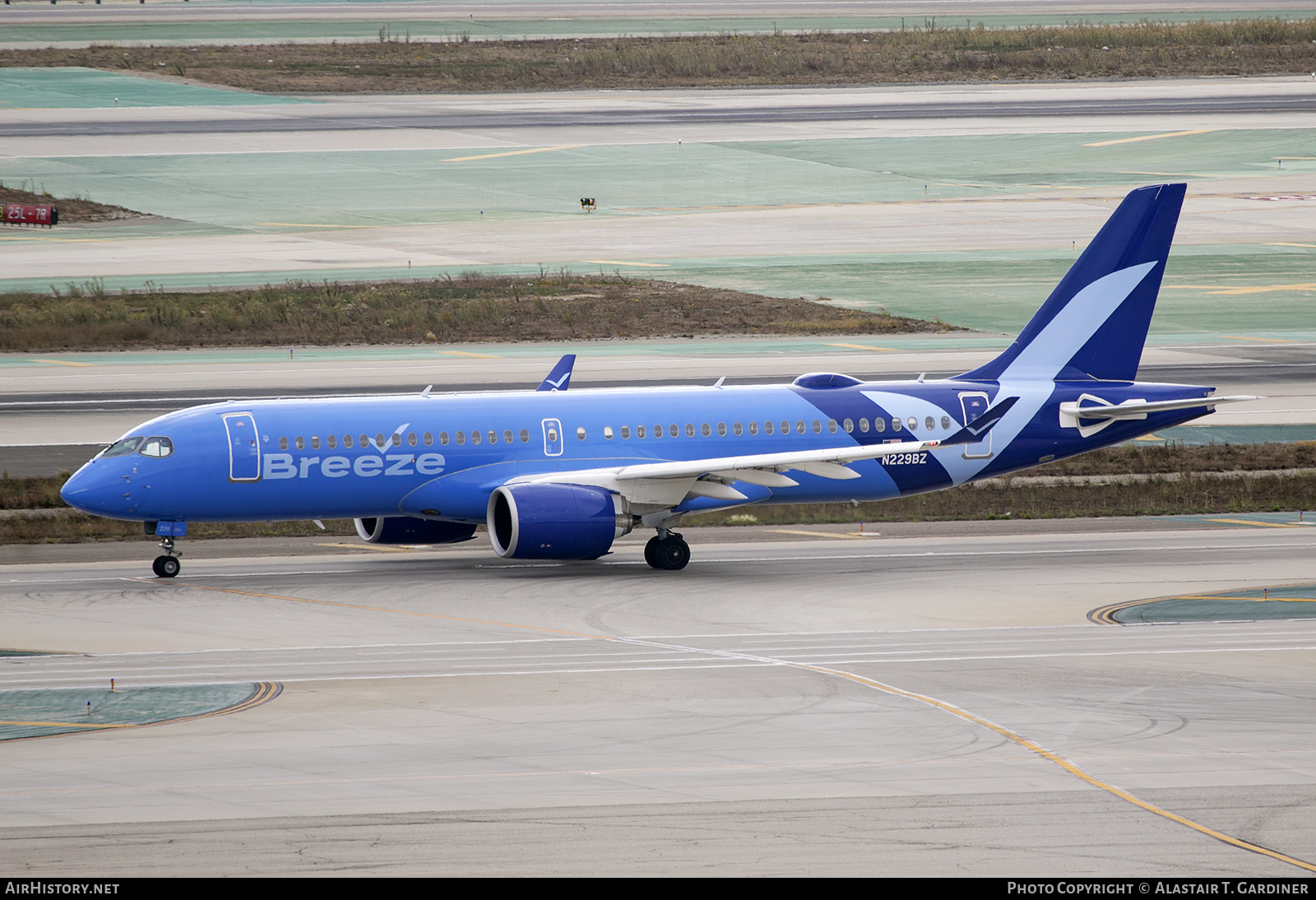 Aircraft Photo of N229BZ | Airbus A220-300 (BD-500-1A11) | Breeze Airways | AirHistory.net #860654
