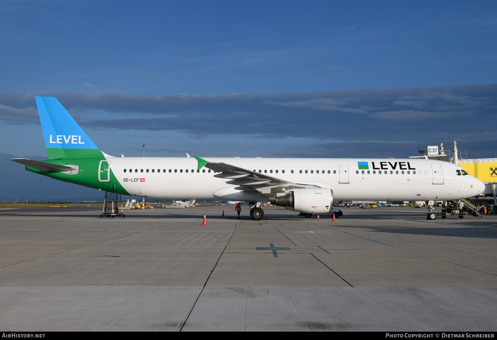 Aircraft Photo of OE-LCF | Airbus A321-211 | Level | AirHistory.net #861011