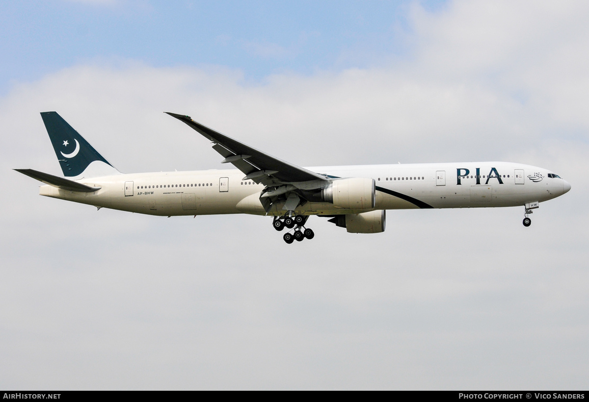 Aircraft Photo of AP-BHW | Boeing 777-340/ER | Pakistan International Airlines - PIA | AirHistory.net #866347