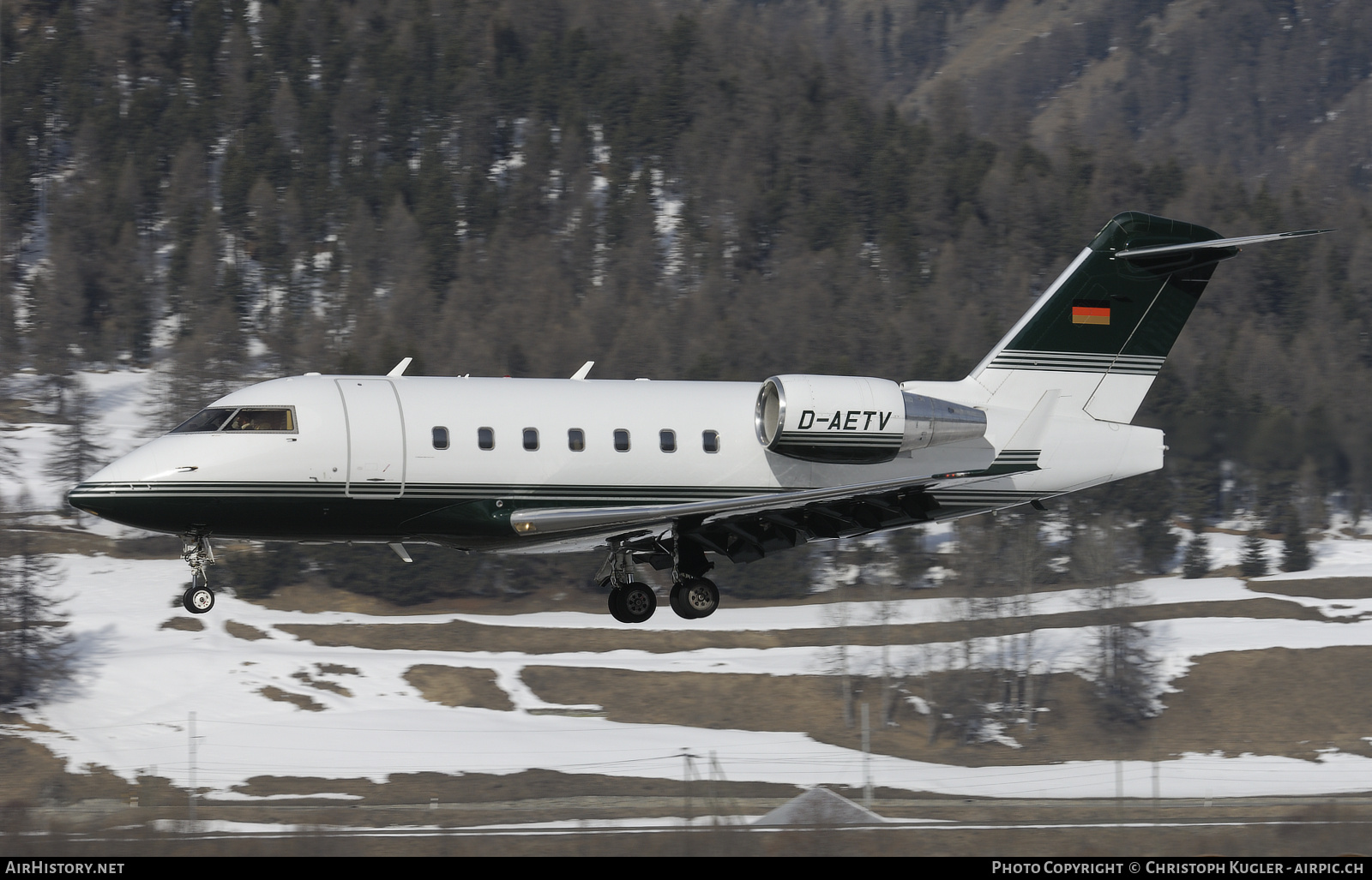 Aircraft Photo of D-AETV | Bombardier Challenger 604 (CL-600-2B16) | AirHistory.net #869901