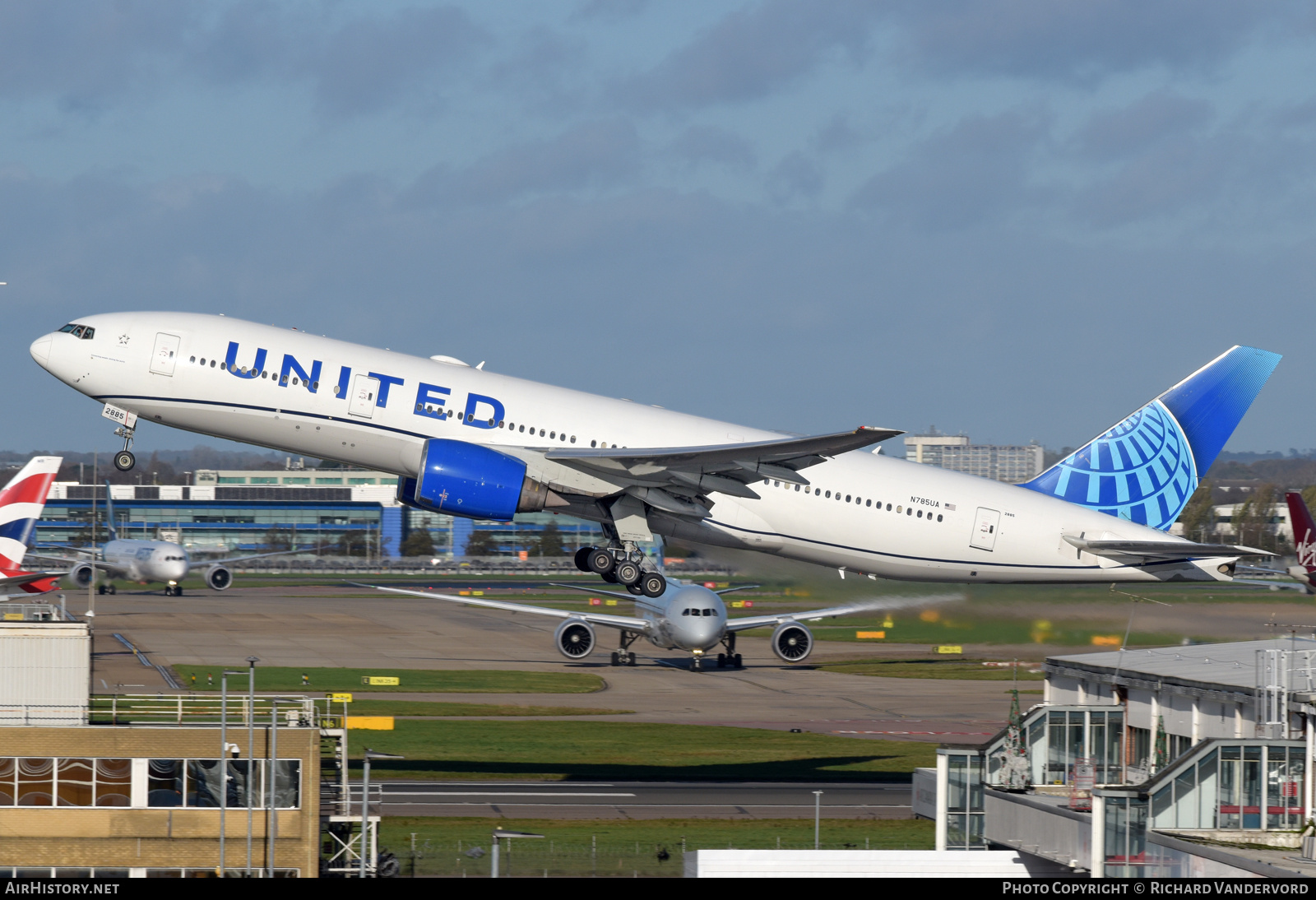Aircraft Photo of N785UA | Boeing 777-222/ER | United Airlines | AirHistory.net #870579