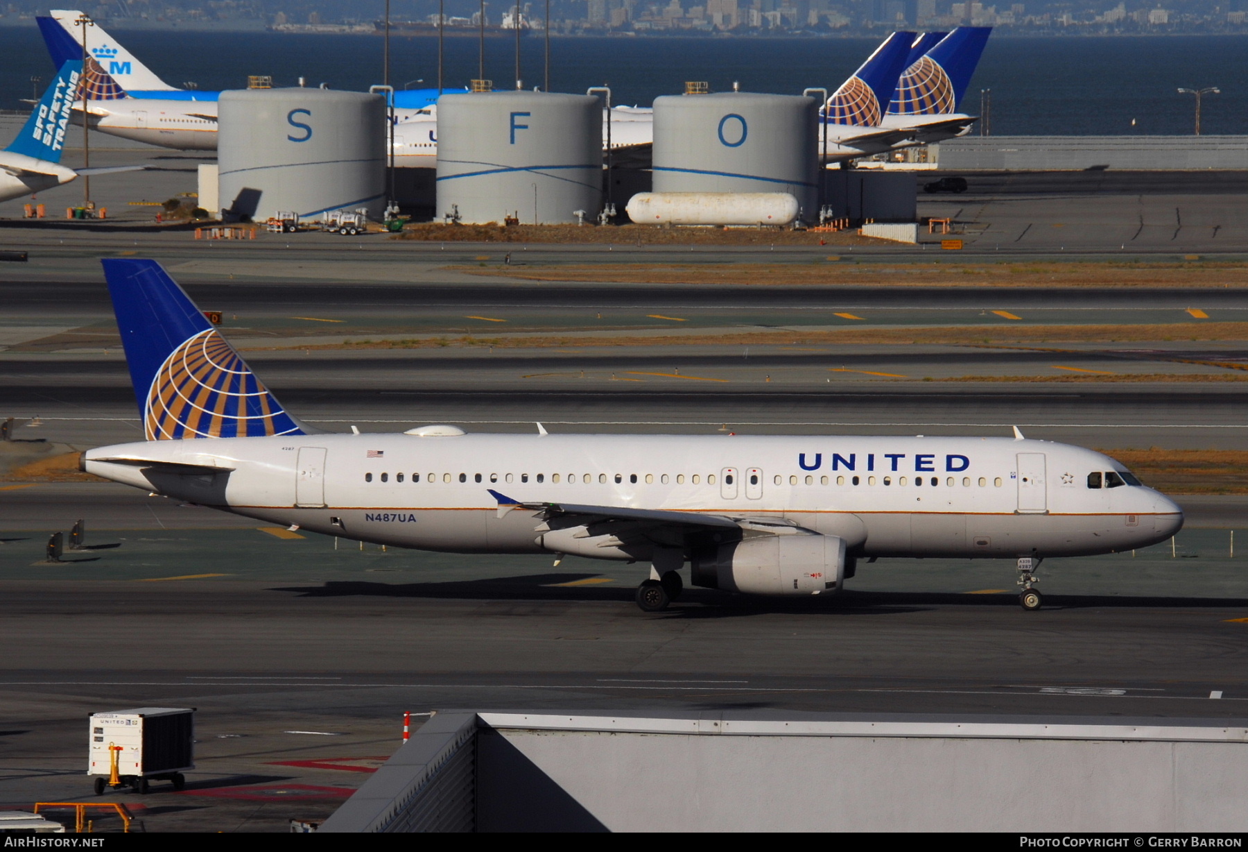 Aircraft Photo of N487UA | Airbus A320-232 | United Airlines | AirHistory.net #870780