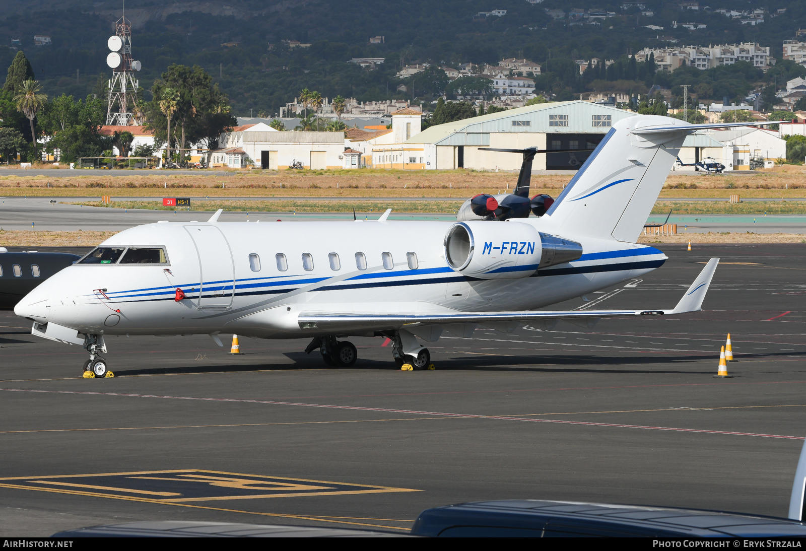 Aircraft Photo of M-FRZN | Bombardier Challenger 605 (CL-600-2B16) | AirHistory.net #874070