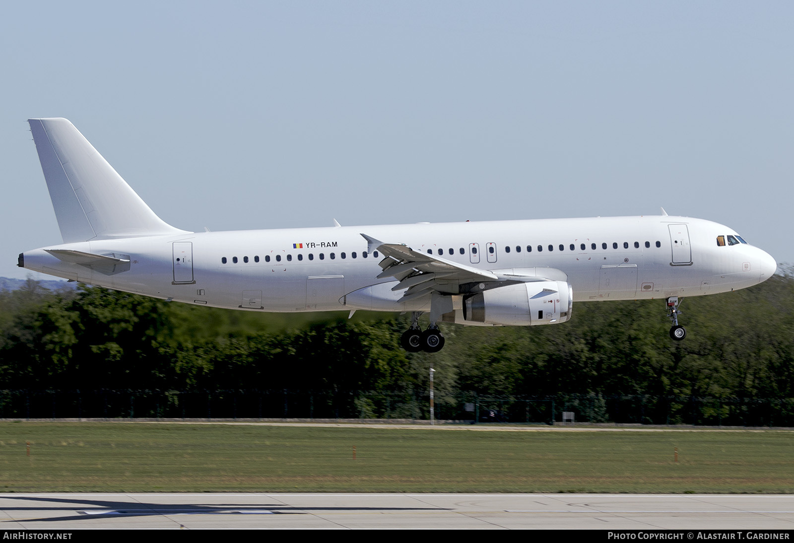 Aircraft Photo of YR-RAM | Airbus A320-232 | AirHistory.net #880890